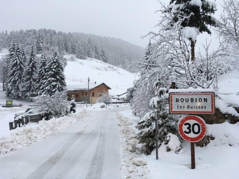 ホテルLe Chalet Des Buisses Roubion エクステリア 写真